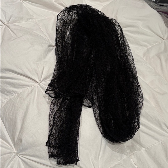 Elegant Black and Cream Lace Dress - Picture 11 of 11